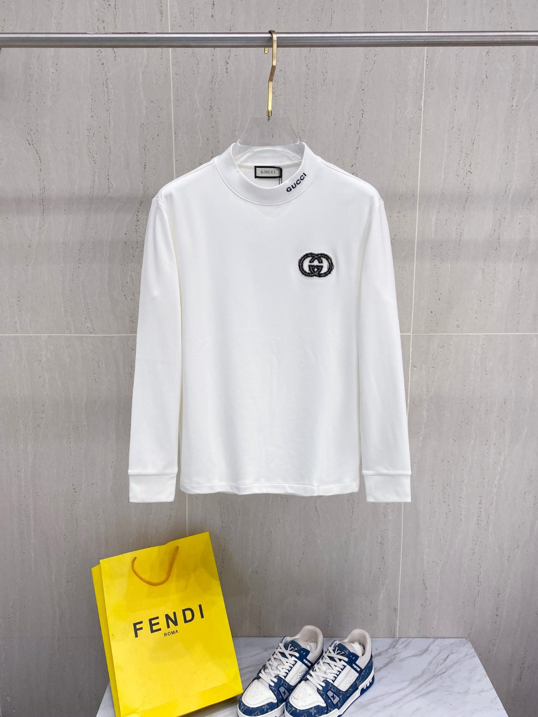 Pre-Owned Gucci White Long-Sleeve T-Shirt – Like New Logo Patch Crewneck Luxury Casual Top
