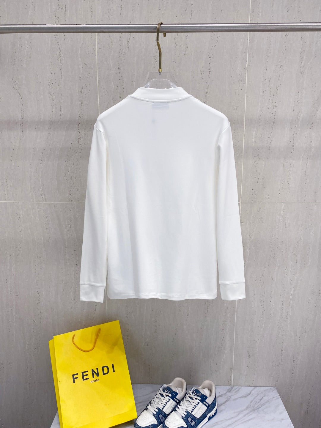 Pre-Owned Gucci White Long-Sleeve T-Shirt – Like New Logo Patch Crewneck Luxury Casual Top