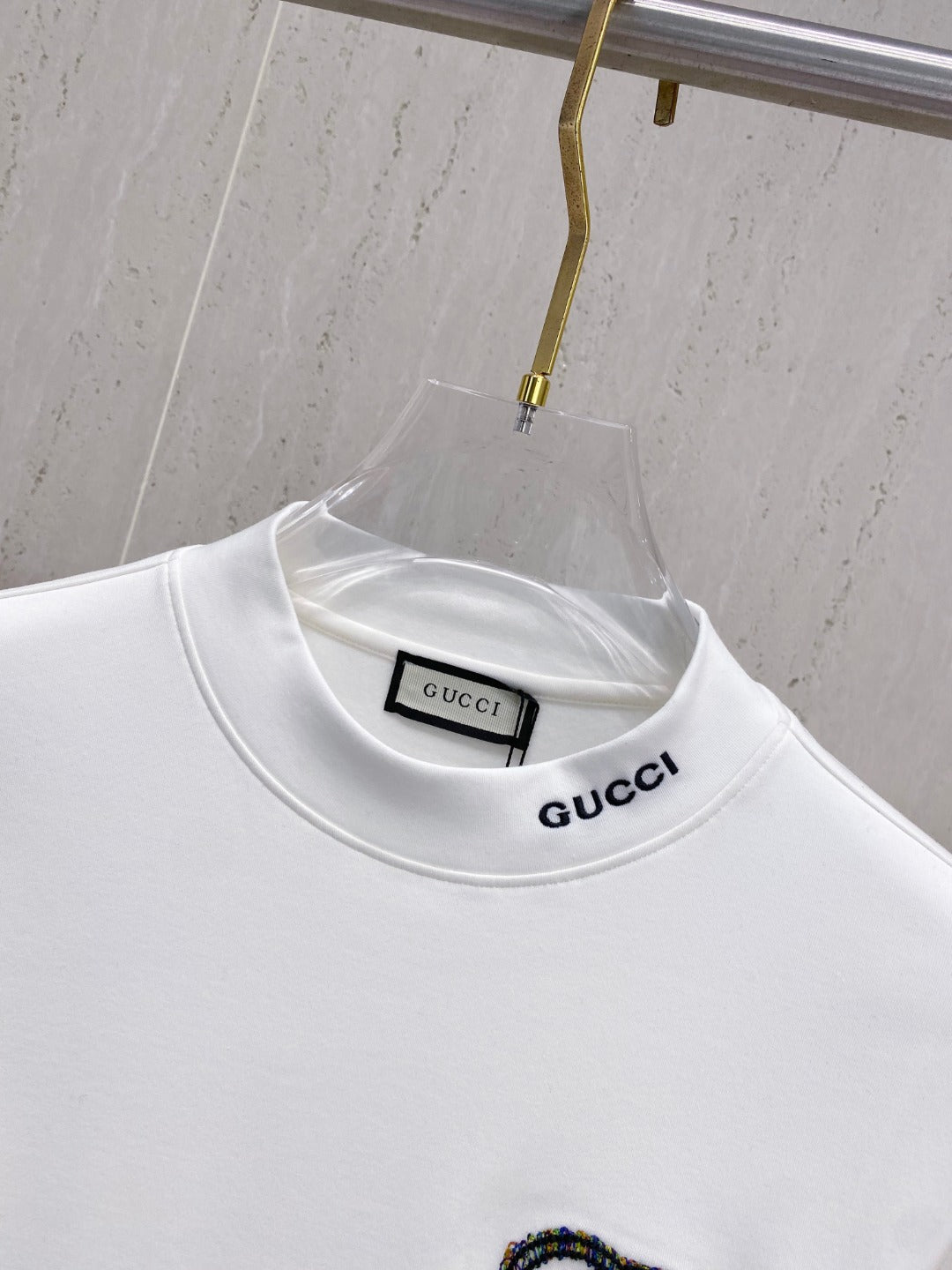 Pre-Owned Gucci White Long-Sleeve T-Shirt – Like New Logo Patch Crewneck Luxury Casual Top
