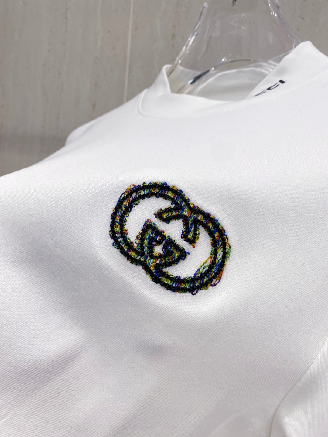 Pre-Owned Gucci White Long-Sleeve T-Shirt – Like New Logo Patch Crewneck Luxury Casual Top