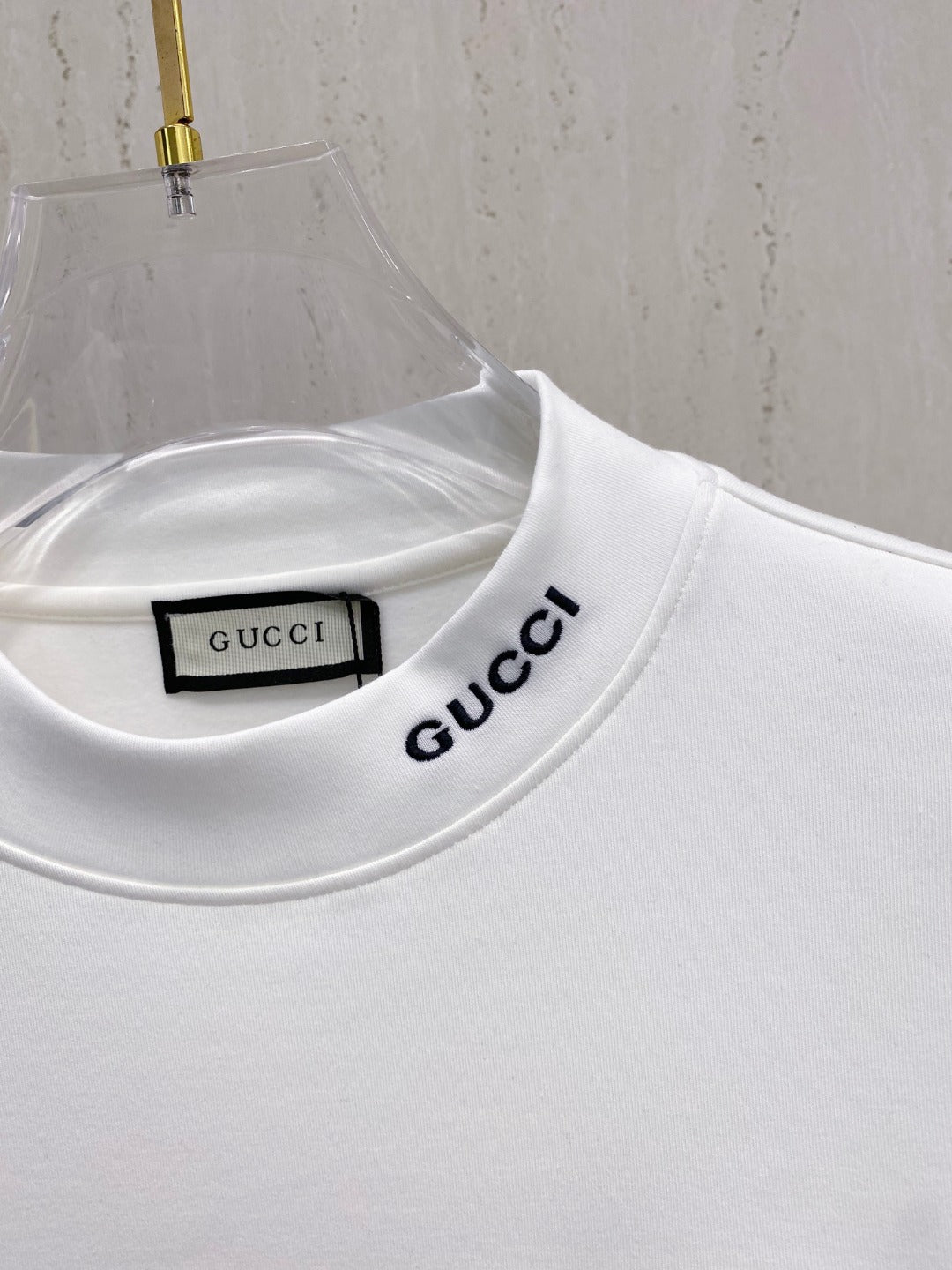 Pre-Owned Gucci White Long-Sleeve T-Shirt – Like New Logo Patch Crewneck Luxury Casual Top