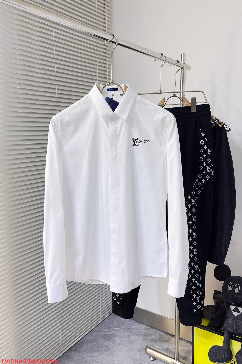 Pre-Owned Louis Vuitton Men’s White Long Sleeve Shirt – Classic Business Casual, Like New