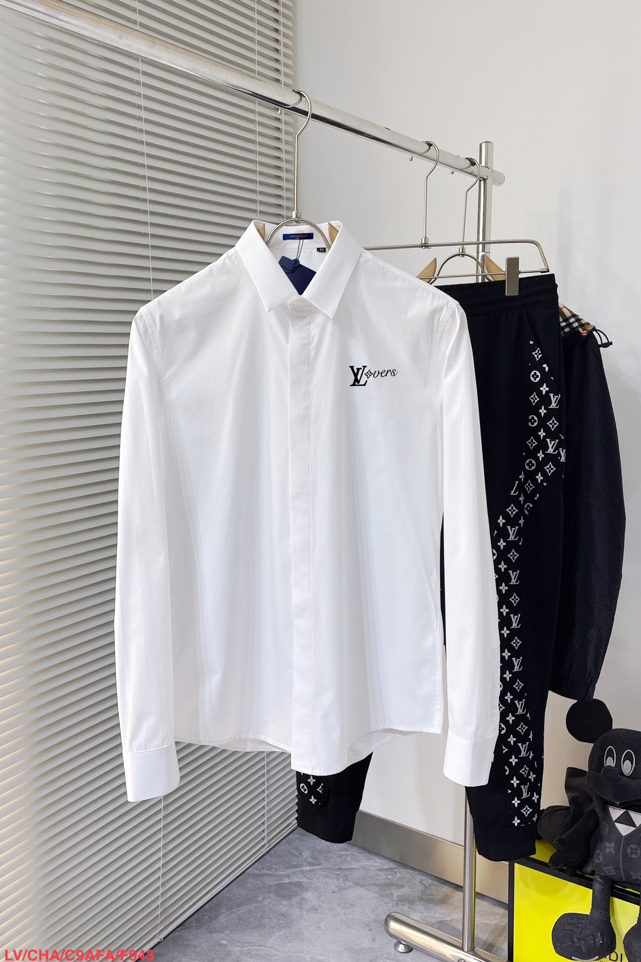 Pre-Owned Louis Vuitton Men’s White Long Sleeve Shirt – Classic Business Casual, Like New
