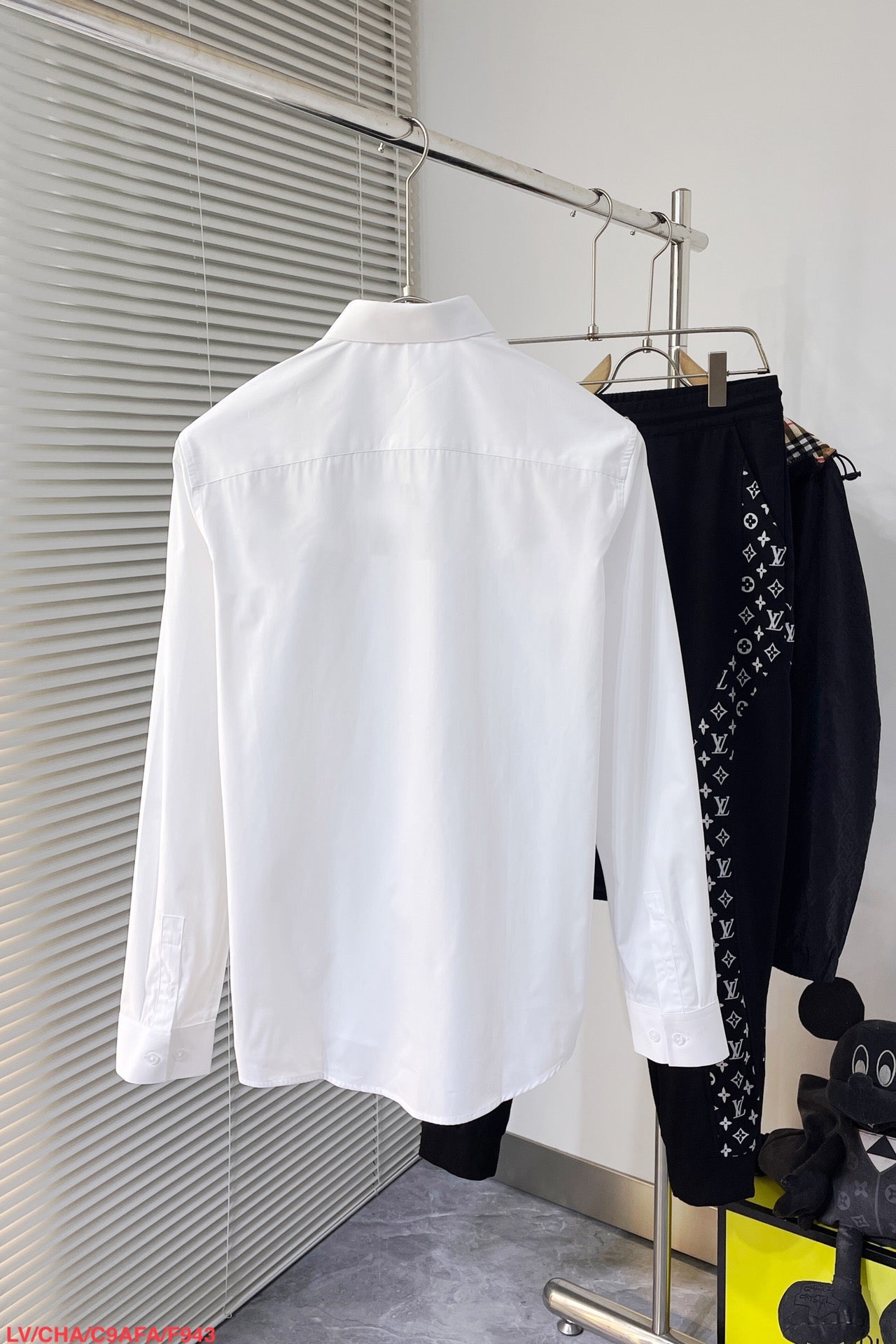 Pre-Owned Louis Vuitton Men’s White Long Sleeve Shirt – Classic Business Casual, Like New