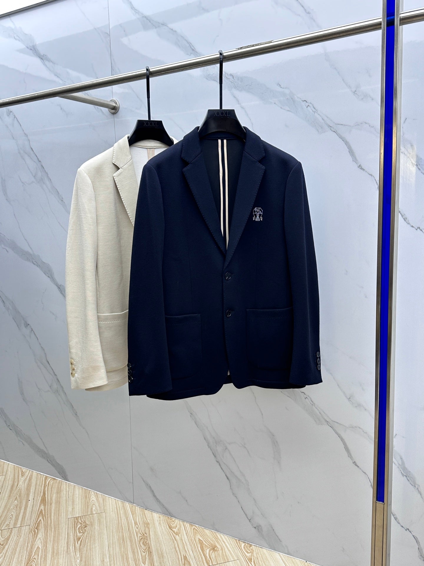 Pre-Owned BC Tailored Blazer – Like New Navy Suit Jacket with Logo Embroidery, Timeless Classic