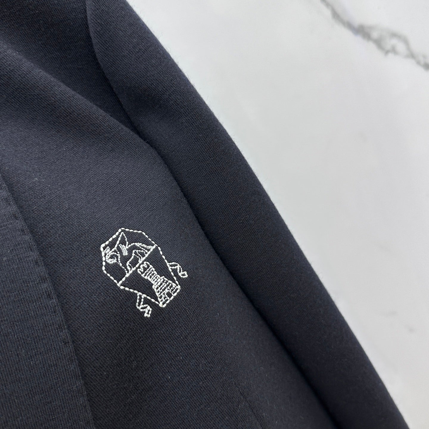 Pre-Owned BC Tailored Blazer – Like New Navy Suit Jacket with Logo Embroidery, Timeless Classic