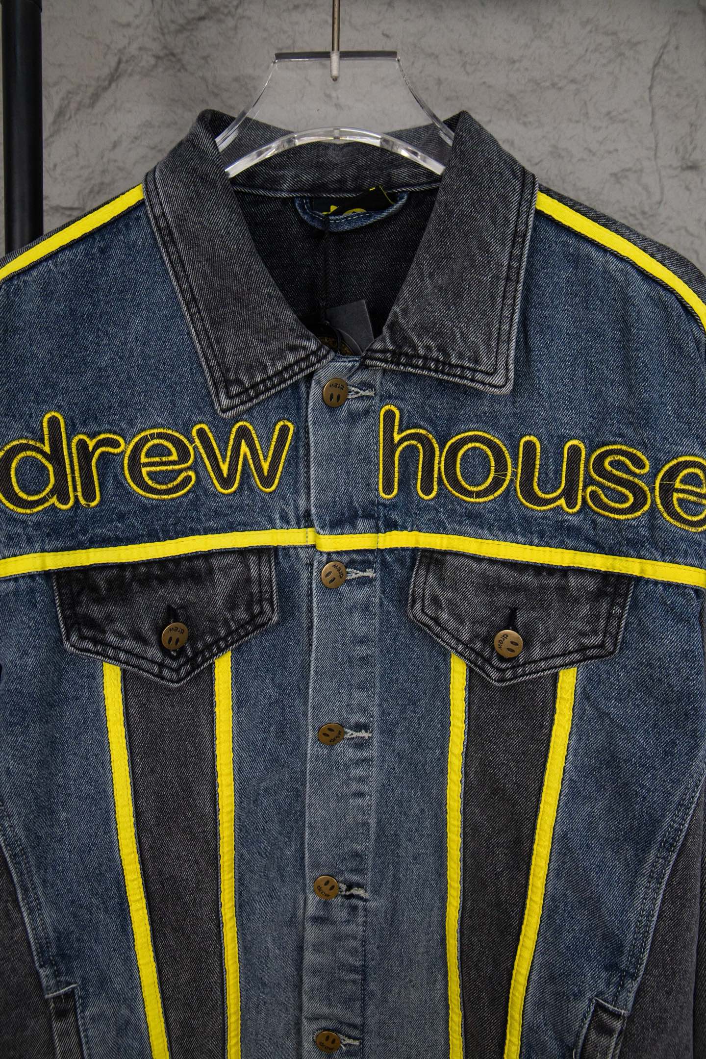 Luxury Vintage Collectible Denim Jacket – Iconic Smiley Patch, Bold Logo Embroidery, Rare Streetwear Edition