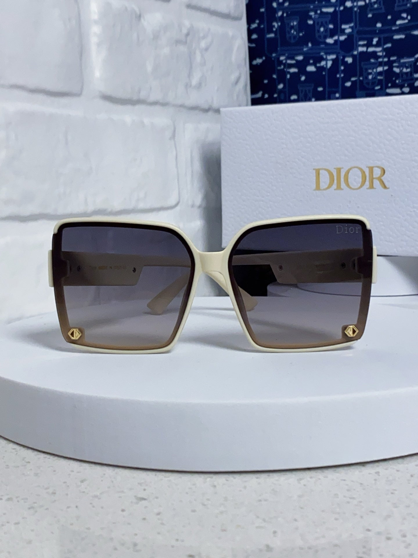 Pre-Owned Dior Frameless Square Sunglasses – Elegant Cream & Gold Accent