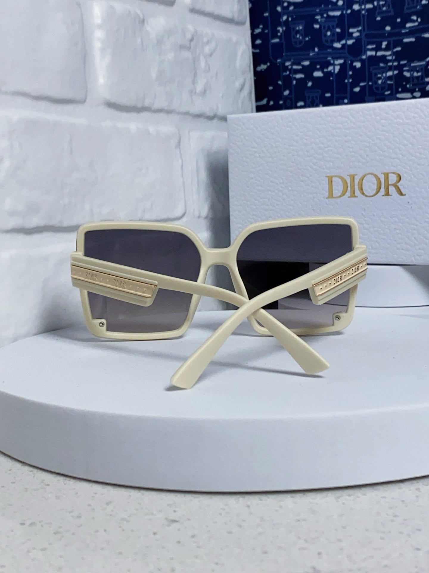 Pre-Owned Dior Frameless Square Sunglasses – Elegant Cream & Gold Accent