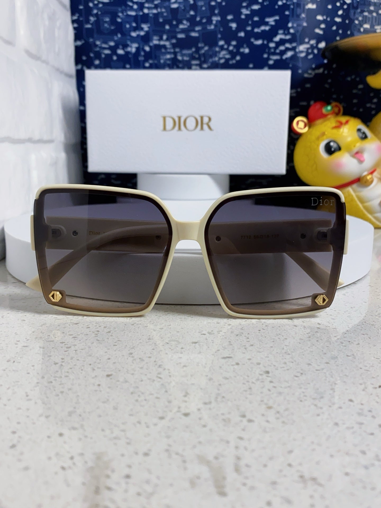 Pre-Owned Dior Frameless Square Sunglasses – Elegant Cream & Gold Accent