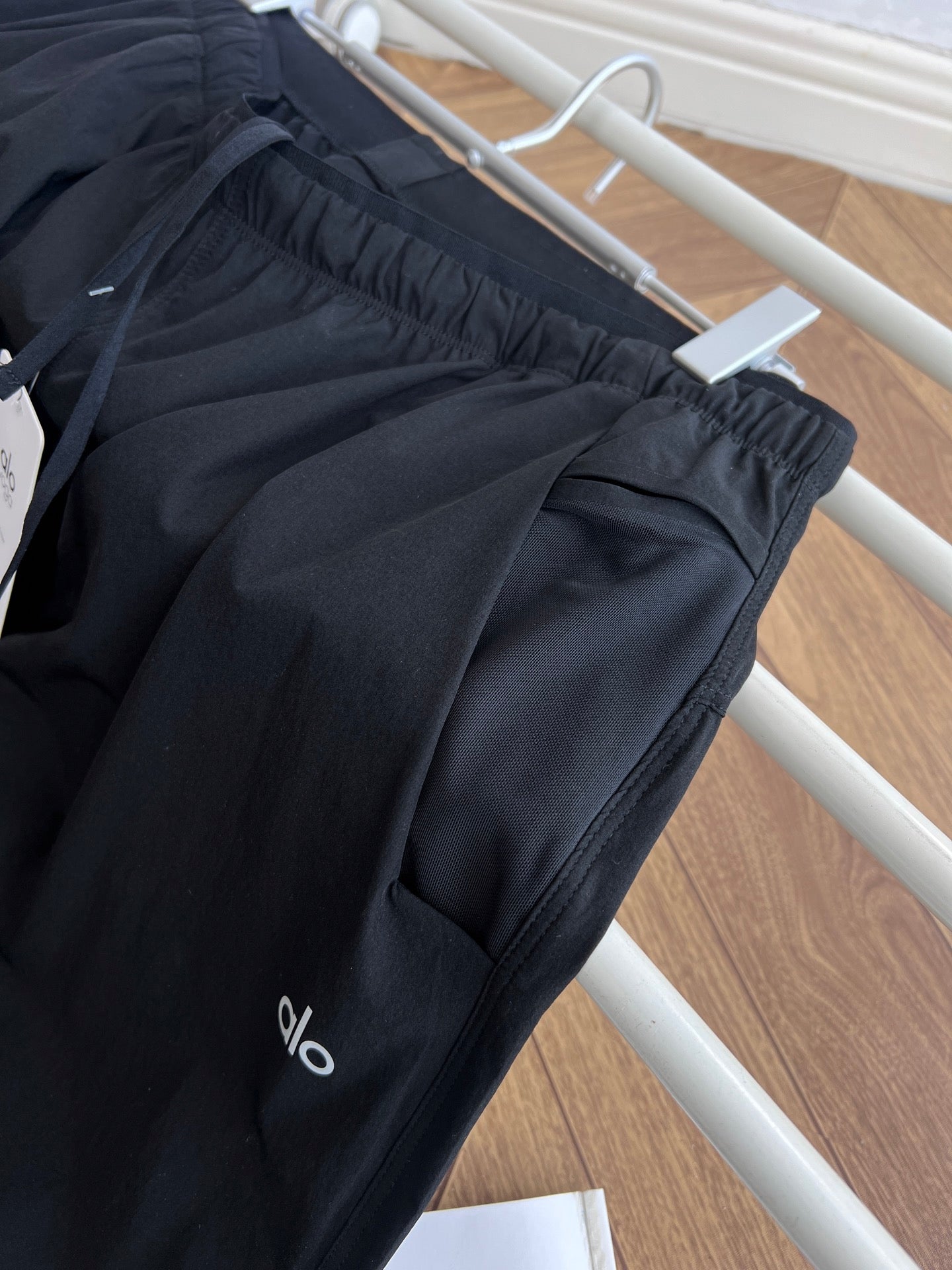 Pre-Owned Alo Conquer React Nylon Joggers – Quick-Dry Performance Pants, Streamlined Fit, Like New