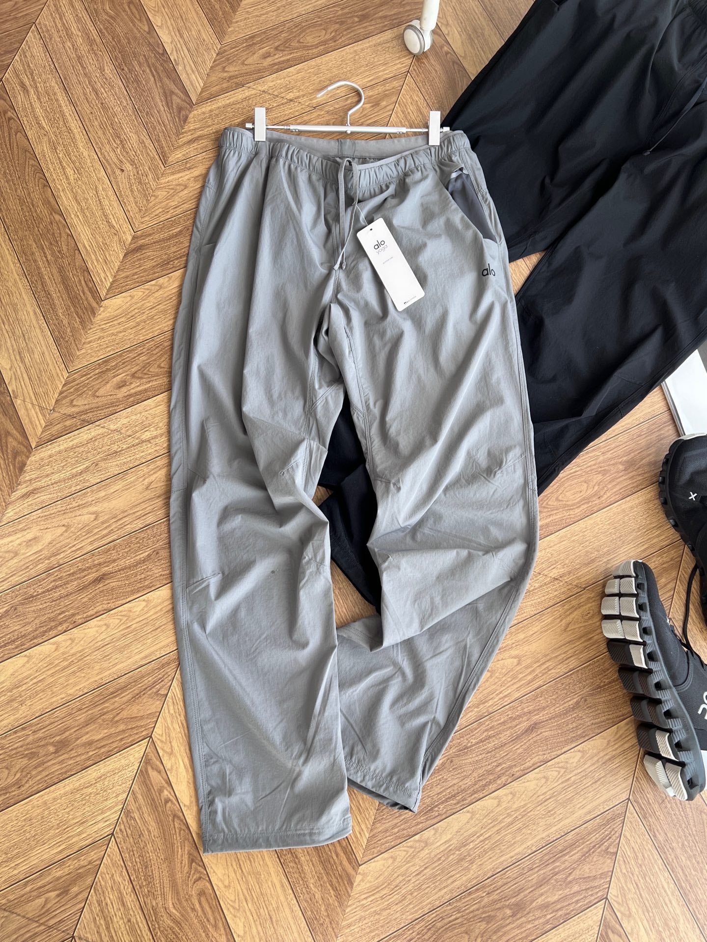 Pre-Owned Alo Conquer React Nylon Joggers – Quick-Dry Performance Pants, Streamlined Fit, Like New