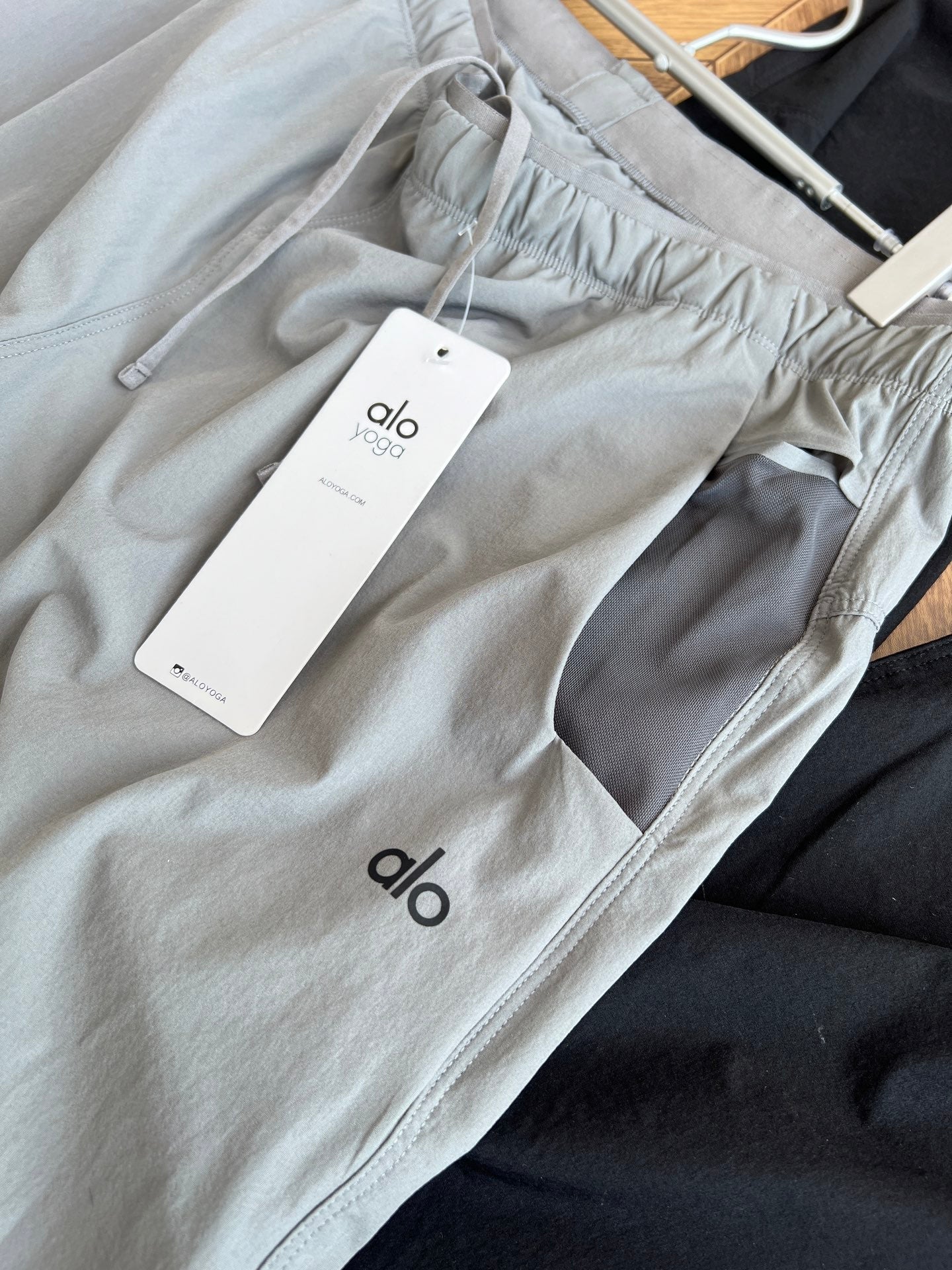 Pre-Owned Alo Conquer React Nylon Joggers – Quick-Dry Performance Pants, Streamlined Fit, Like New