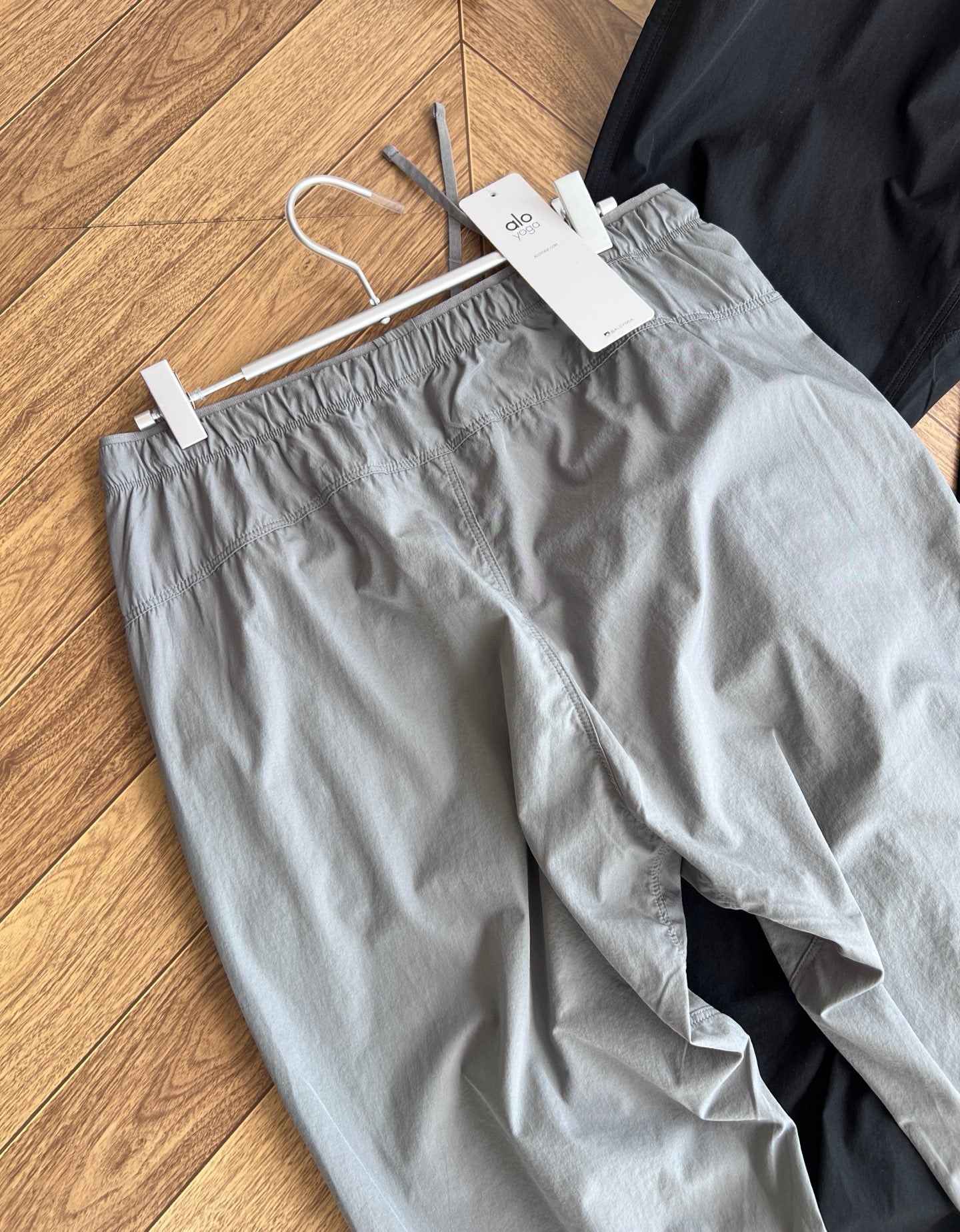 Pre-Owned Alo Conquer React Nylon Joggers – Quick-Dry Performance Pants, Streamlined Fit, Like New