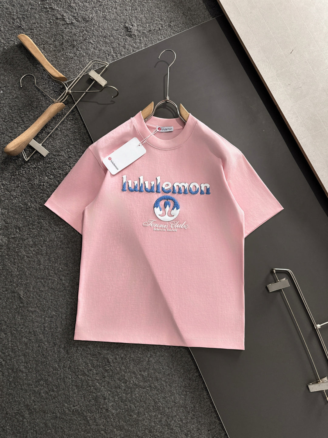 Pre-Owned LULU Pink Graphic Logo Tee – Casual Round-Neck Short-Sleeve T-Shirt, Like New