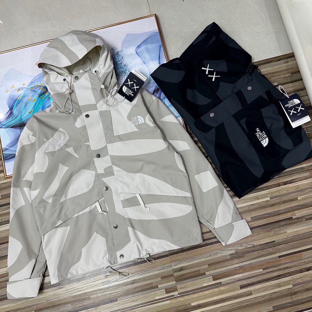 Pre-Owned TNF x KAWS 1986 Retro Mountain Jacket – Iconic Camo Patchwork Hooded Outerwear, Unisex, Near New