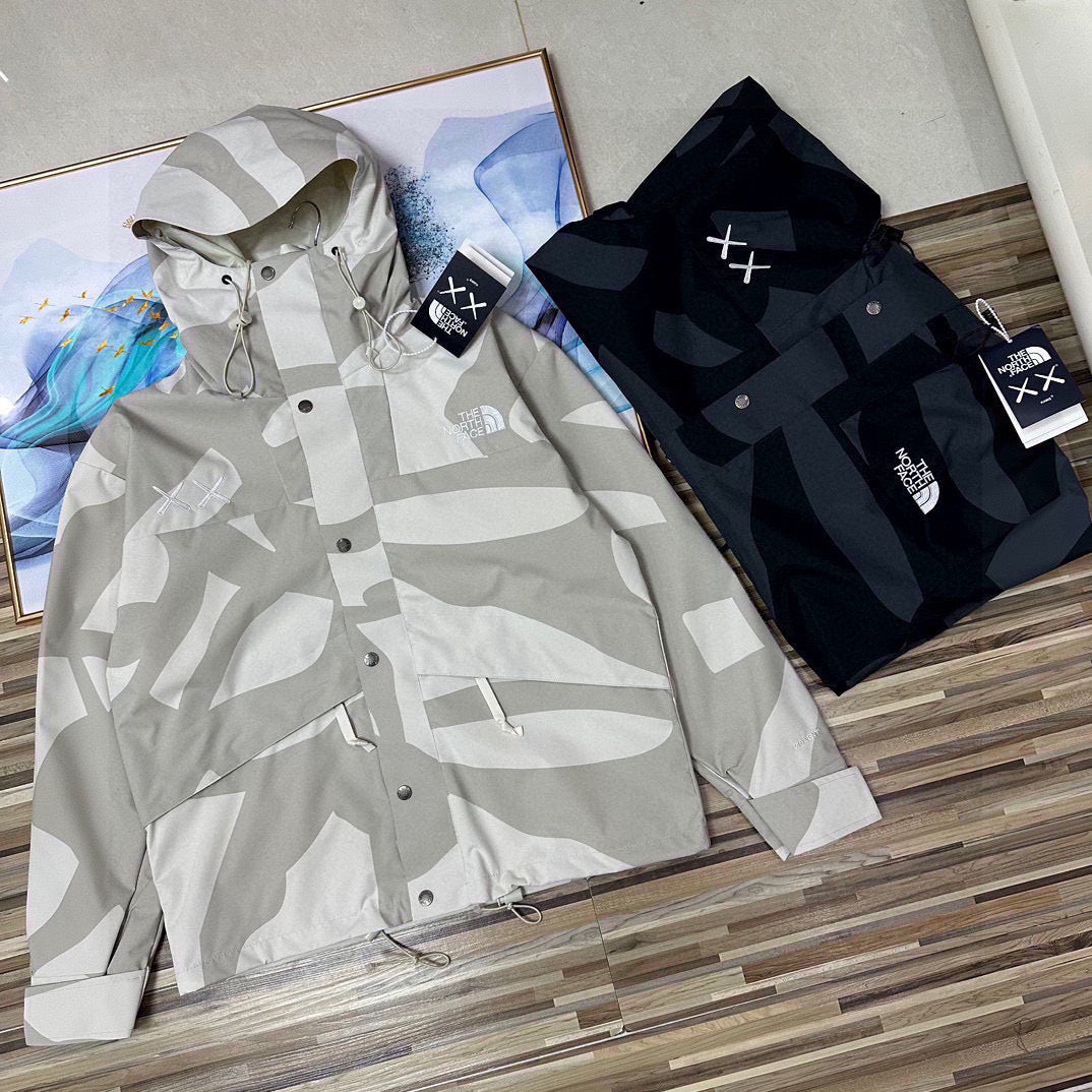Pre-Owned TNF x KAWS 1986 Retro Mountain Jacket – Iconic Camo Patchwork Hooded Outerwear, Unisex, Near New