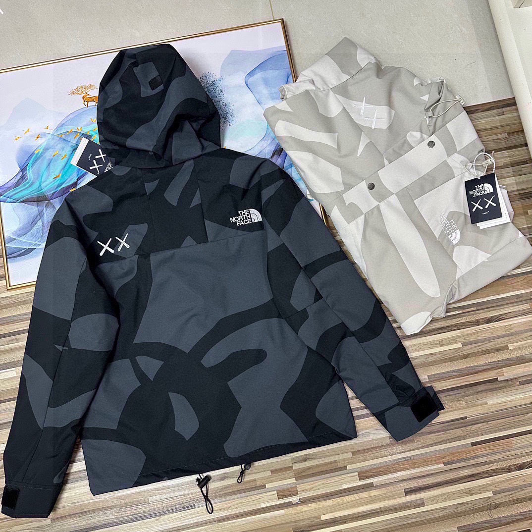 Pre-Owned TNF x KAWS 1986 Retro Mountain Jacket – Iconic Camo Patchwork Hooded Outerwear, Unisex, Near New