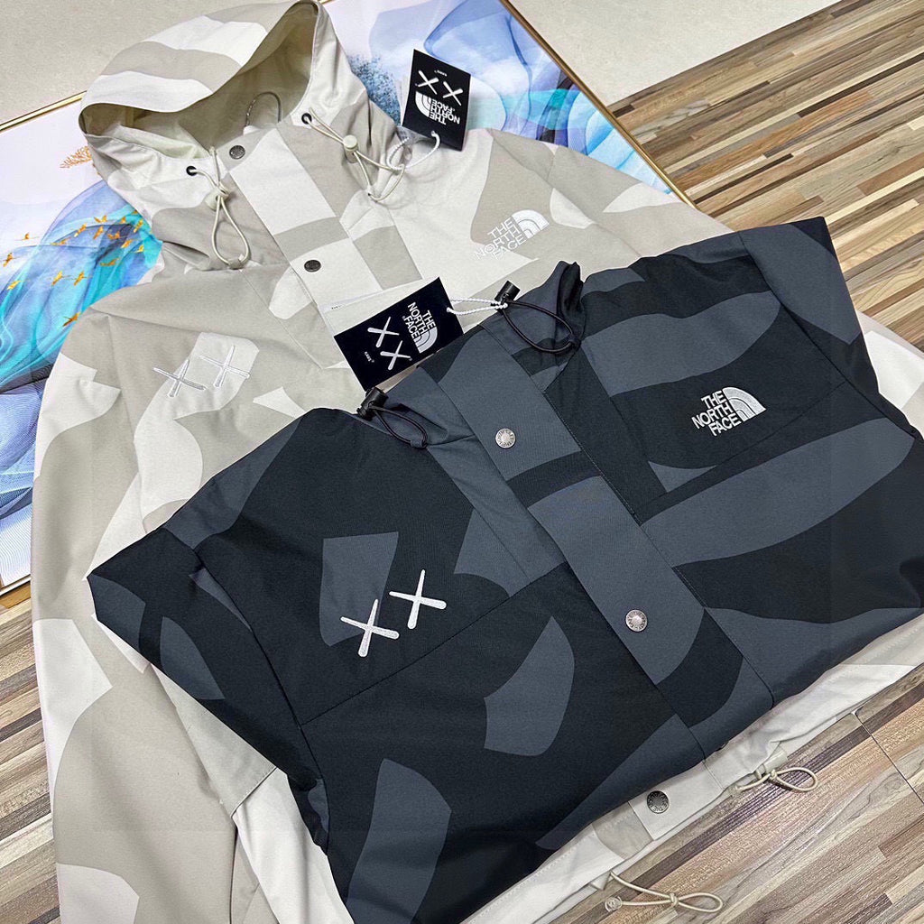Pre-Owned TNF x KAWS 1986 Retro Mountain Jacket – Iconic Camo Patchwork Hooded Outerwear, Unisex, Near New
