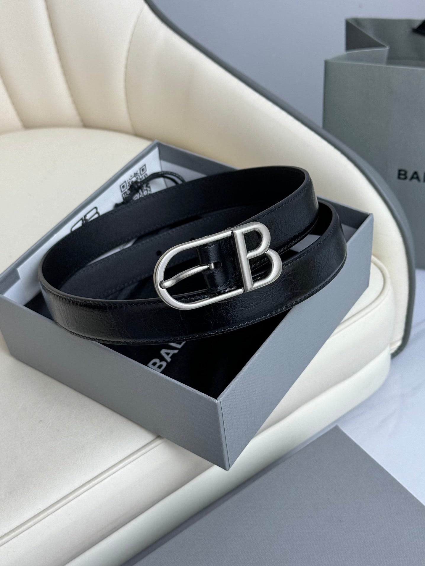 Pre-Owned Balenciaga Leather Belt – 2.5cm Width, Classic BB Logo Buckle, Like New Condition