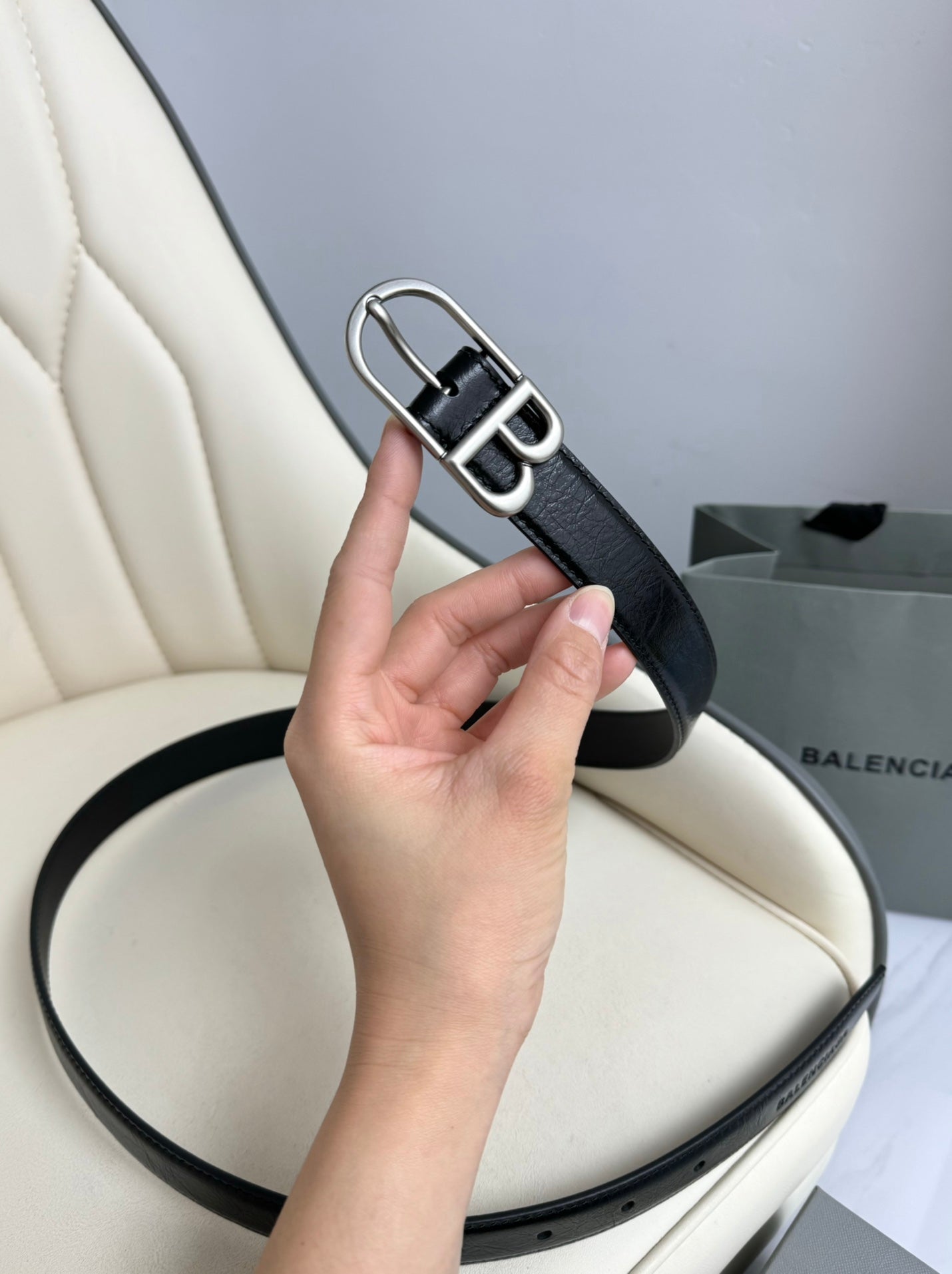 Pre-Owned Balenciaga Leather Belt – 2.5cm Width, Classic BB Logo Buckle, Like New Condition