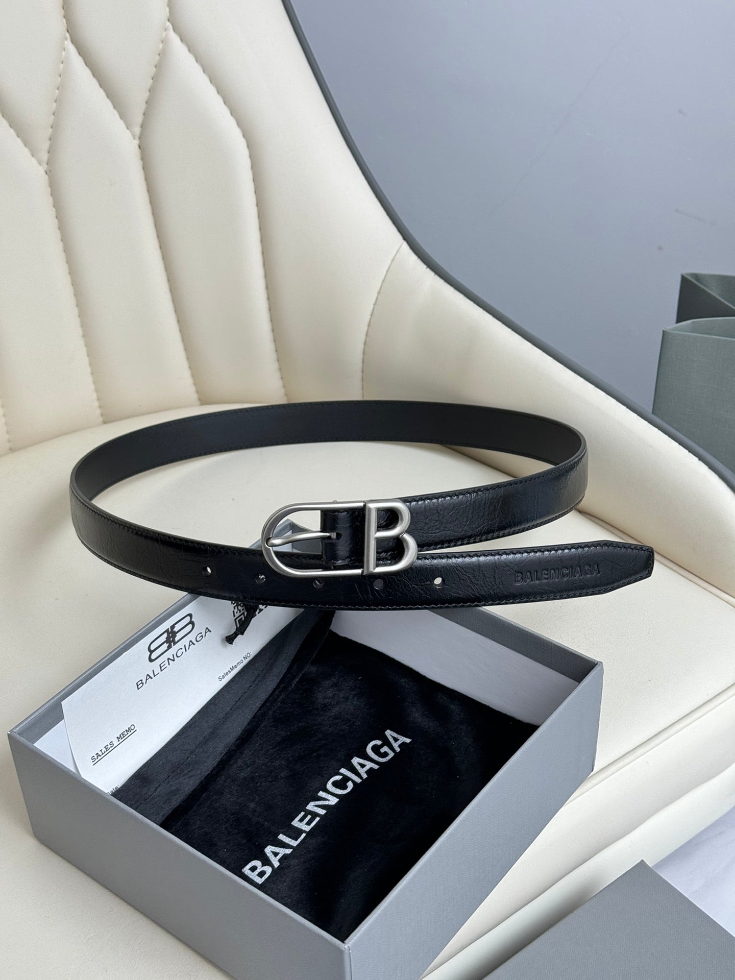 Pre-Owned Balenciaga Leather Belt – 2.5cm Width, Classic BB Logo Buckle, Like New Condition