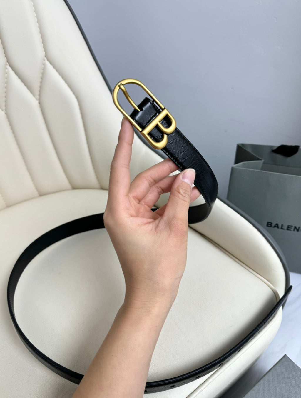 Pre-Owned Balenciaga Leather Belt – 2.5cm Width, Classic BB Logo Buckle, Like New Condition