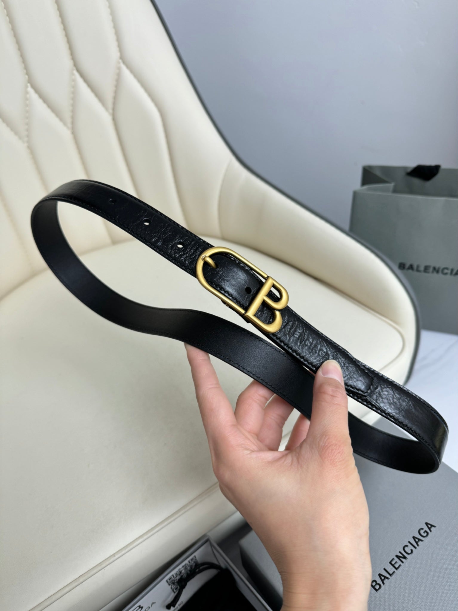 Pre-Owned Balenciaga Leather Belt – 2.5cm Width, Classic BB Logo Buckle, Like New Condition