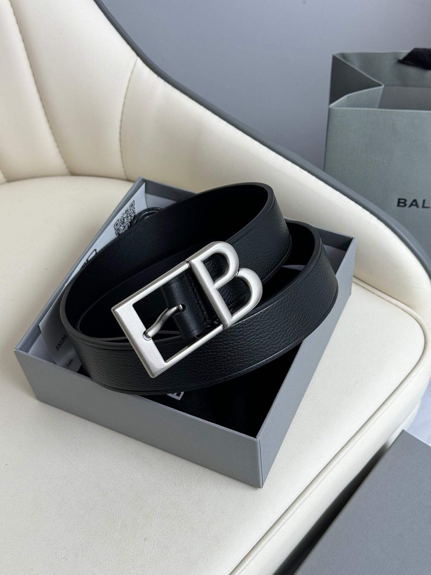 Pre-Owned Balenciaga Leather Belt – 3.5cm Width, Classic BB Logo Buckle, Minimalist Luxury