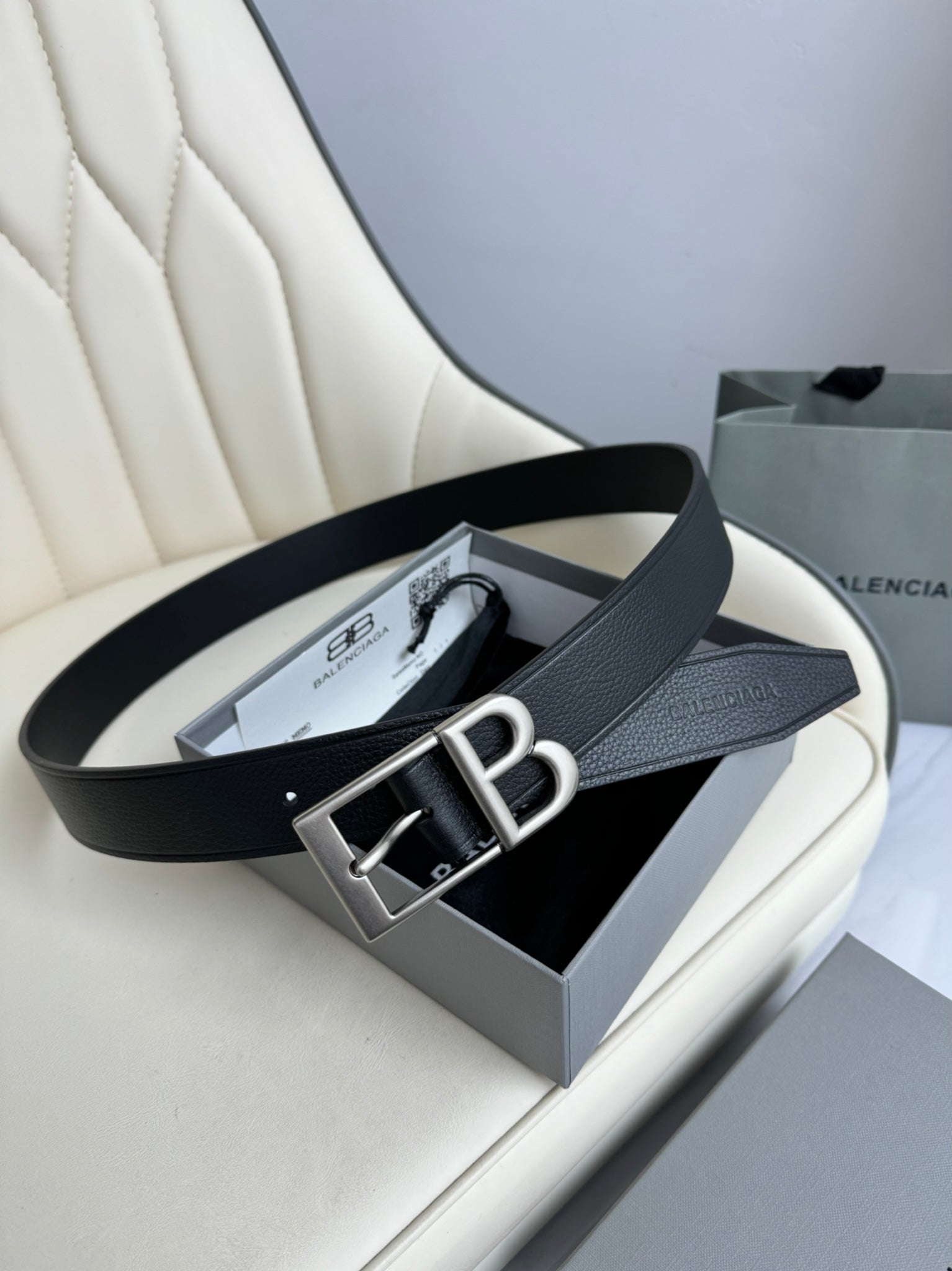 Pre-Owned Balenciaga Leather Belt – 3.5cm Width, Classic BB Logo Buckle, Minimalist Luxury