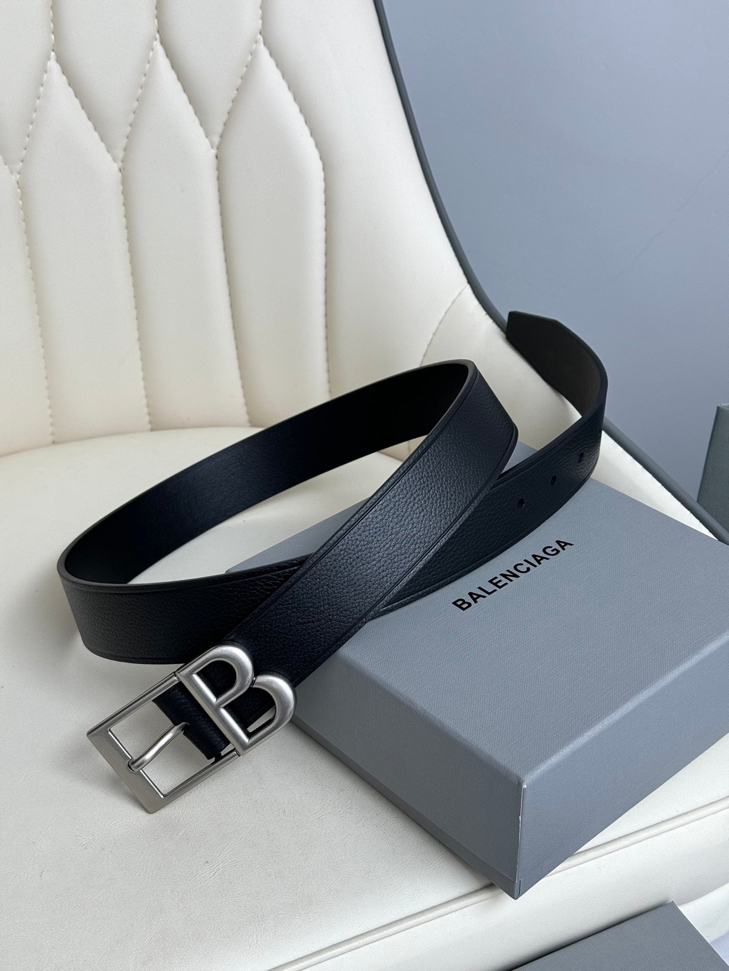 Pre-Owned Balenciaga Leather Belt – 3.5cm Width, Classic BB Logo Buckle, Minimalist Luxury