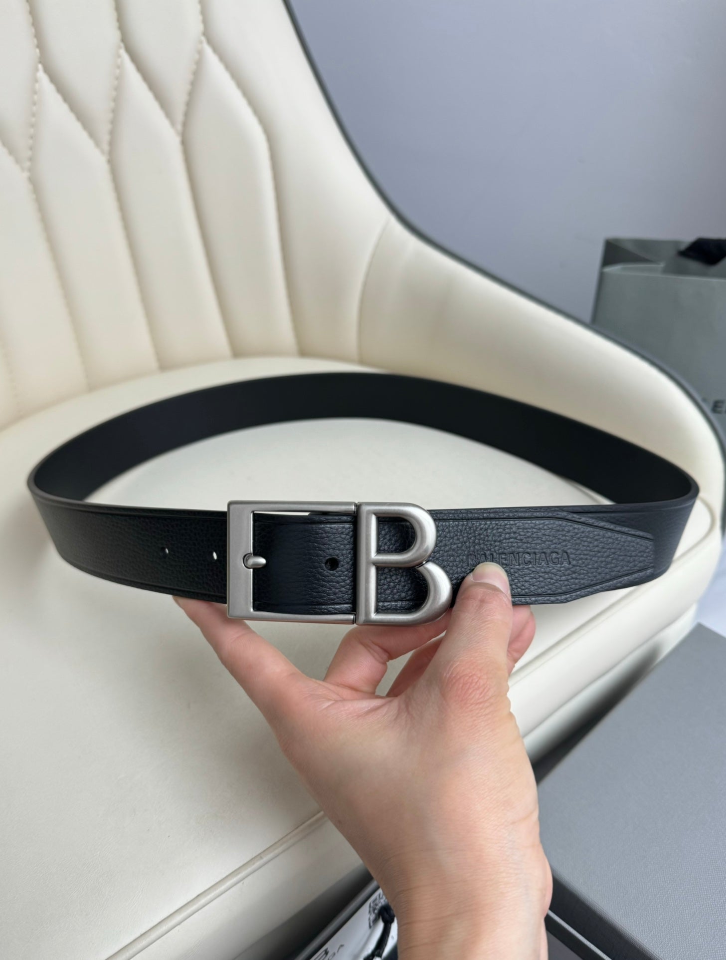 Pre-Owned Balenciaga Leather Belt – 3.5cm Width, Classic BB Logo Buckle, Minimalist Luxury