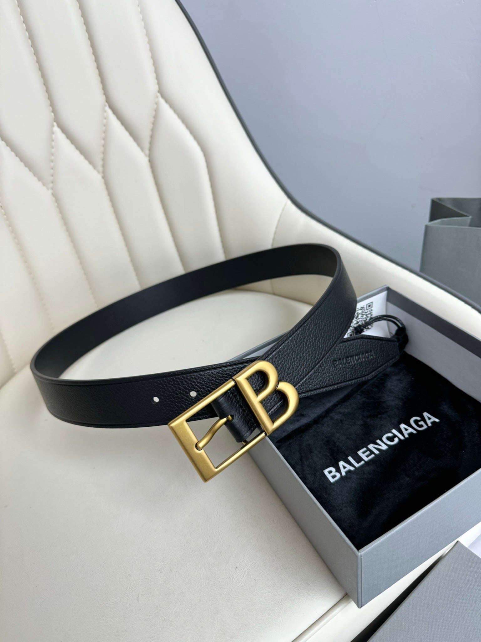 Pre-Owned Balenciaga Leather Belt – 3.5cm Width, Classic BB Logo Buckle, Minimalist Luxury