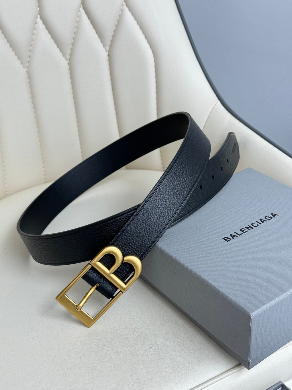 Pre-Owned Balenciaga Leather Belt – 3.5cm Width, Classic BB Logo Buckle, Minimalist Luxury