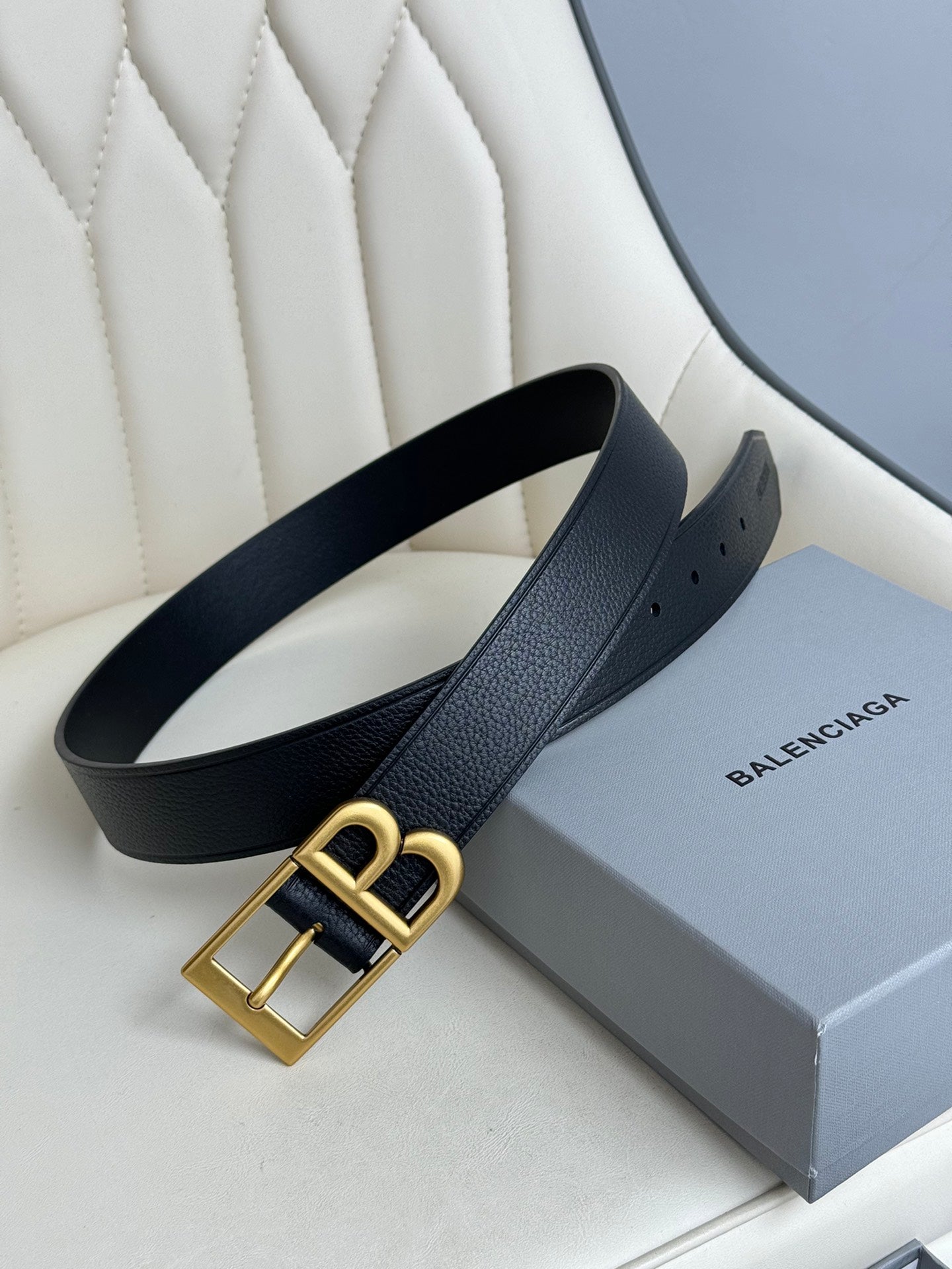 Pre-Owned Balenciaga Leather Belt – 3.5cm Width, Classic BB Logo Buckle, Minimalist Luxury