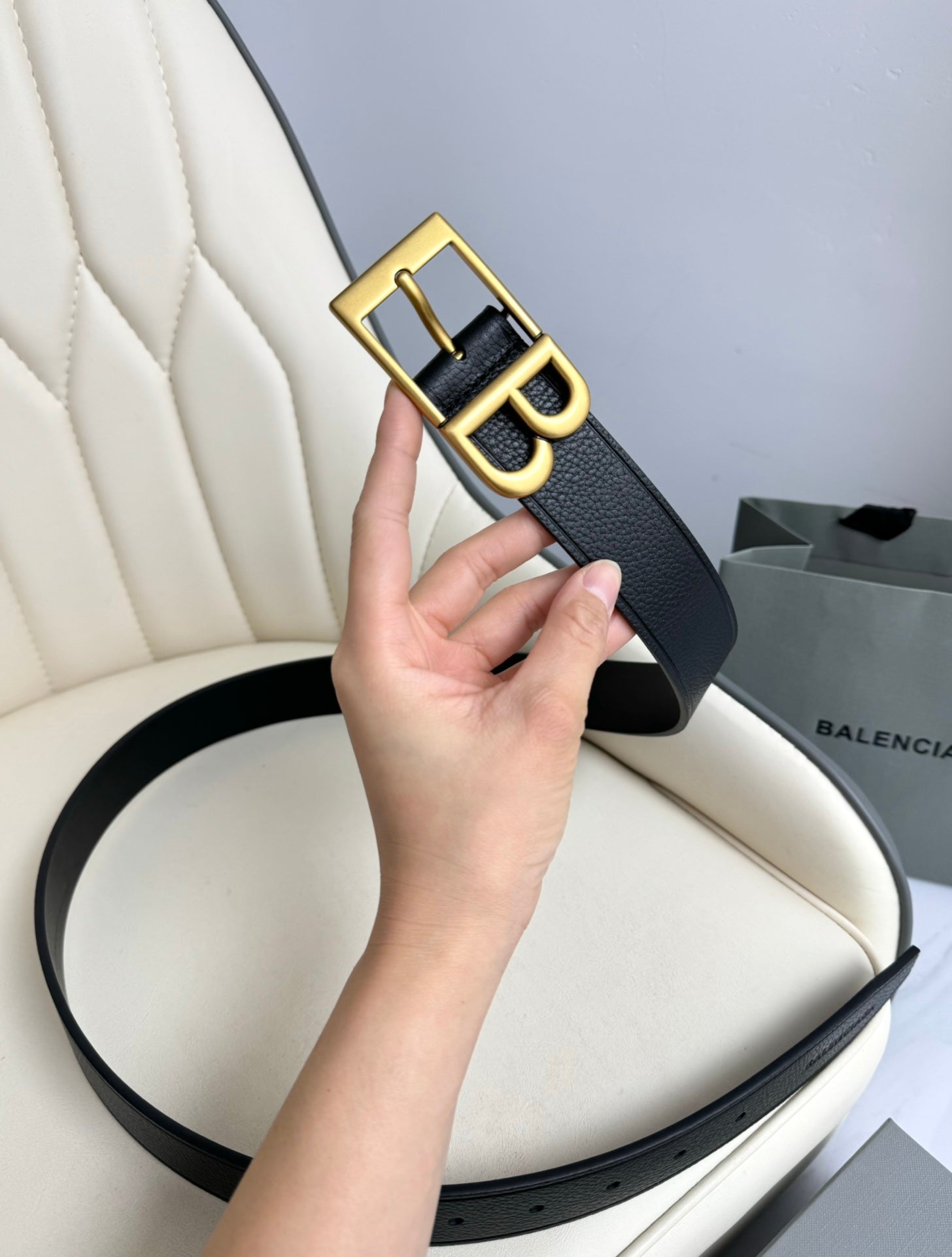 Pre-Owned Balenciaga Leather Belt – 3.5cm Width, Classic BB Logo Buckle, Minimalist Luxury