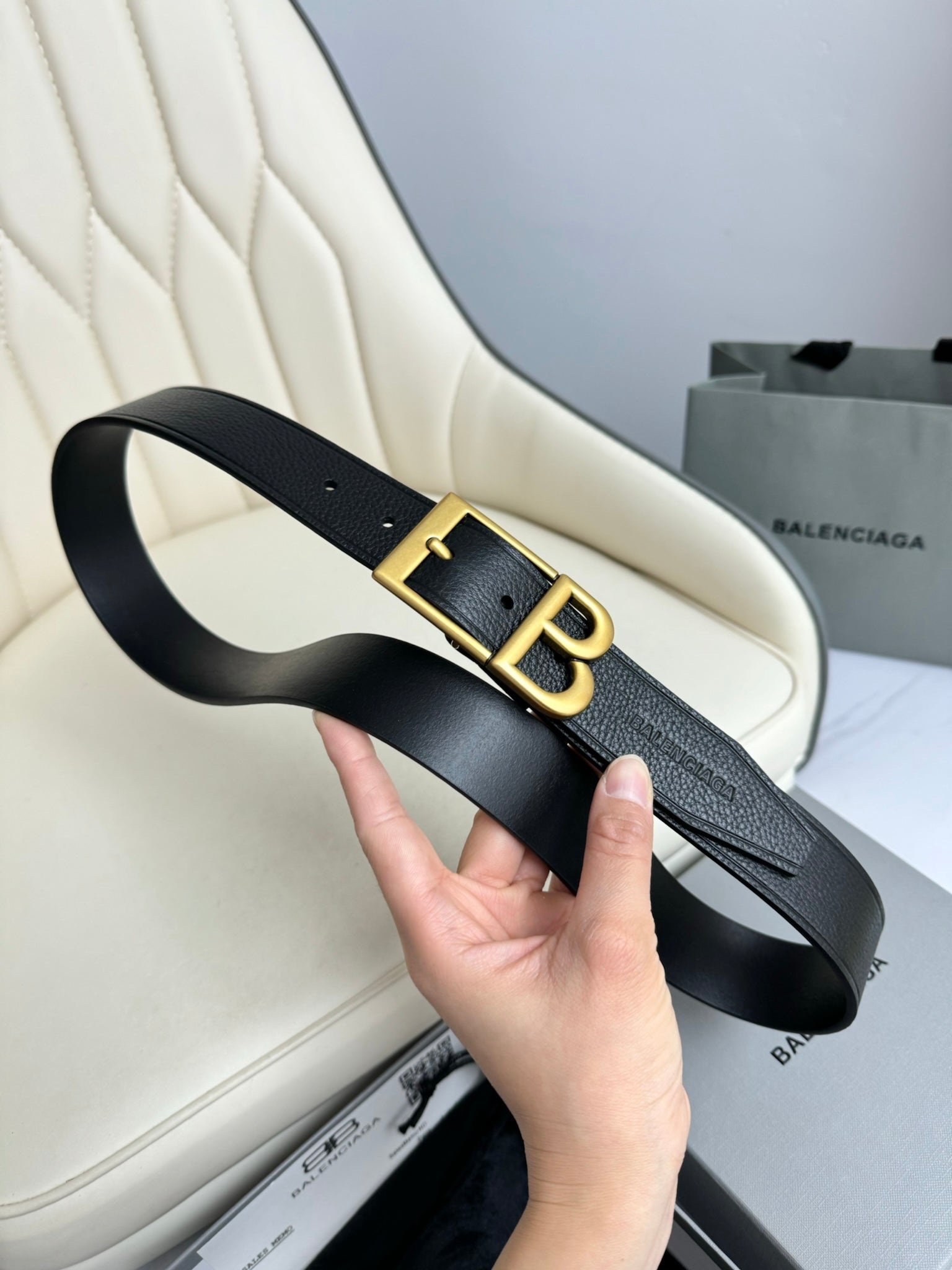 Pre-Owned Balenciaga Leather Belt – 3.5cm Width, Classic BB Logo Buckle, Minimalist Luxury