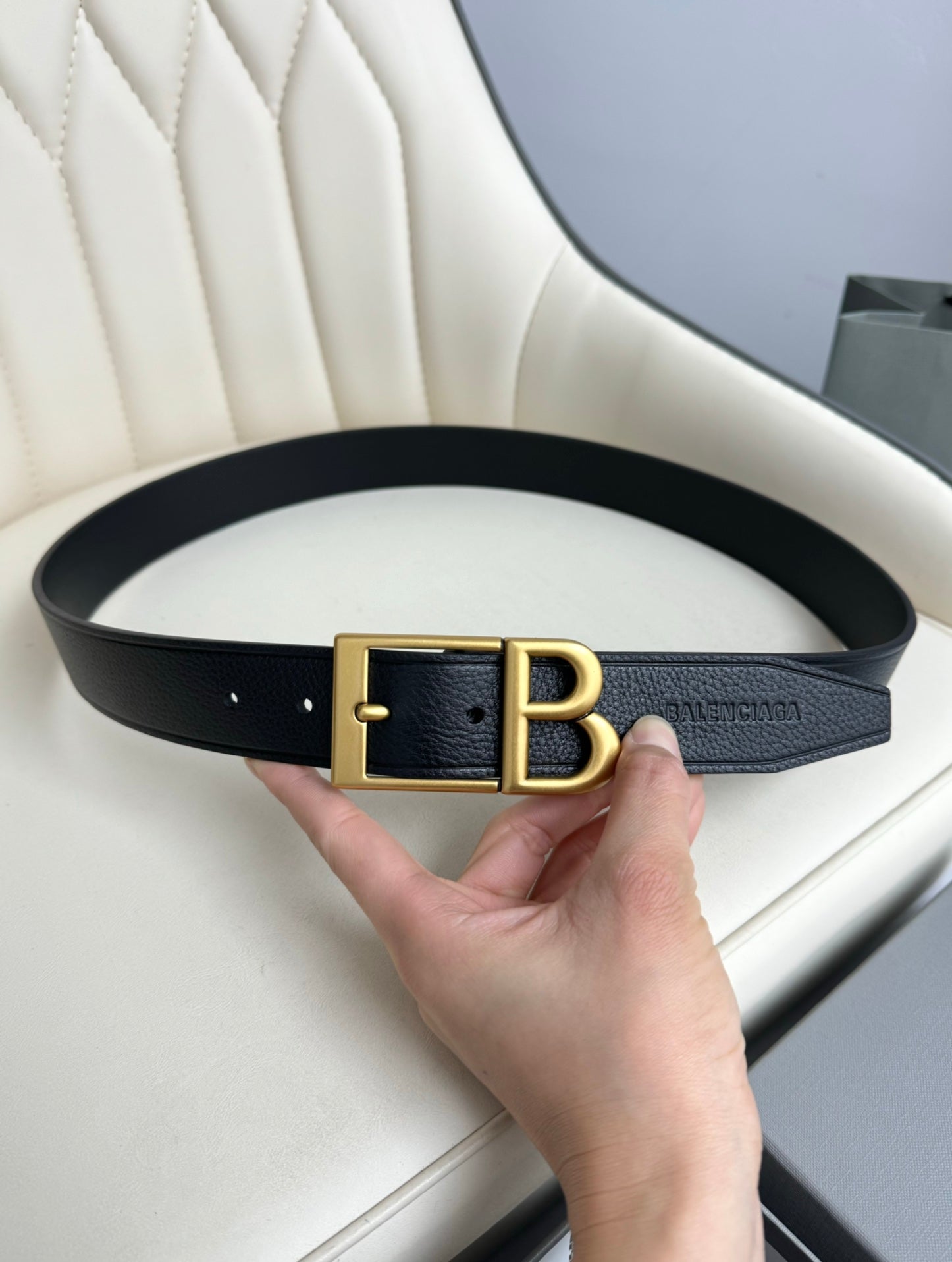 Pre-Owned Balenciaga Leather Belt – 3.5cm Width, Classic BB Logo Buckle, Minimalist Luxury