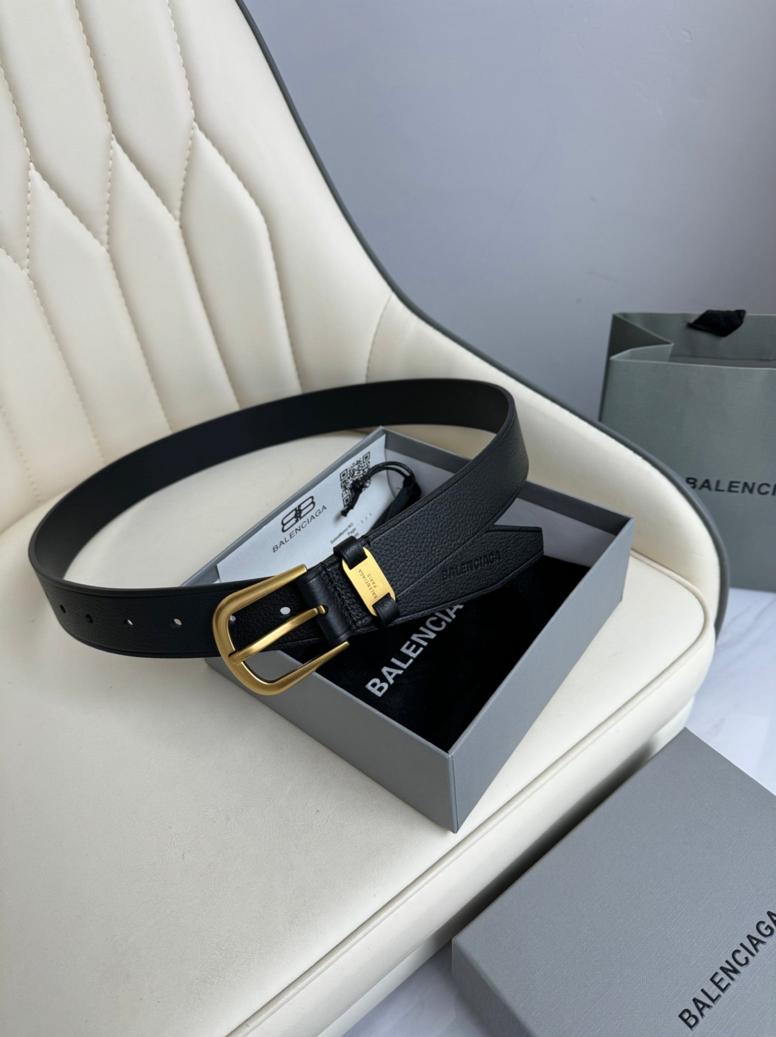 Pre-Owned Balenciaga Leather Belt – 3.5cm Width, Gold-Tone Buckle, Timeless Minimalist Luxury