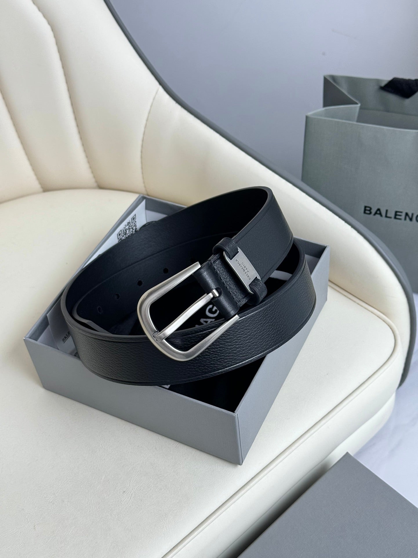 Pre-Owned Balenciaga Leather Belt – 3.5cm Width, Gold-Tone Buckle, Timeless Minimalist Luxury