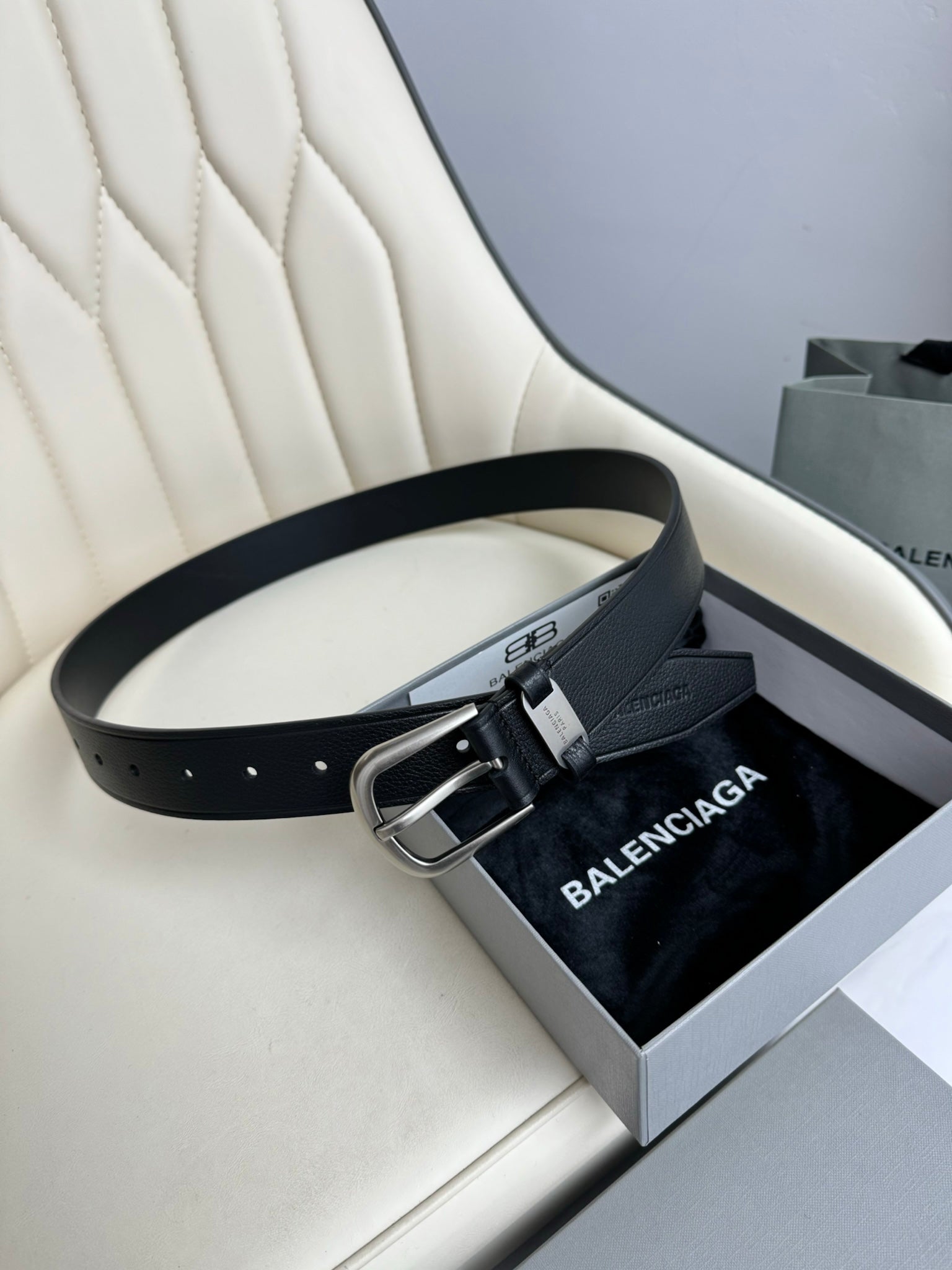 Pre-Owned Balenciaga Leather Belt – 3.5cm Width, Gold-Tone Buckle, Timeless Minimalist Luxury