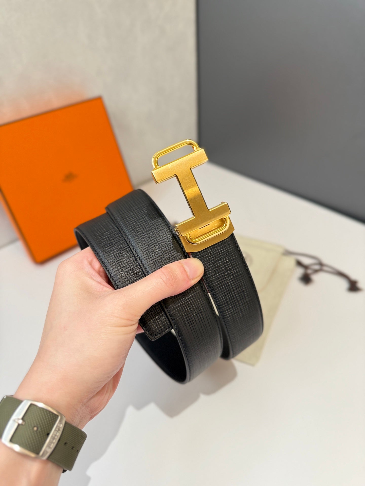 Pre-Owned Hermès Leather Belt – Automatic Sliding Buckle, Gold-Tone Hardware, Timeless Luxury Classic