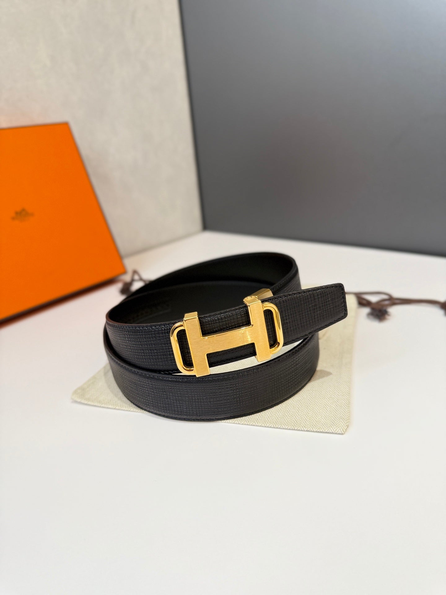 Pre-Owned Hermès Leather Belt – Automatic Sliding Buckle, Gold-Tone Hardware, Timeless Luxury Classic