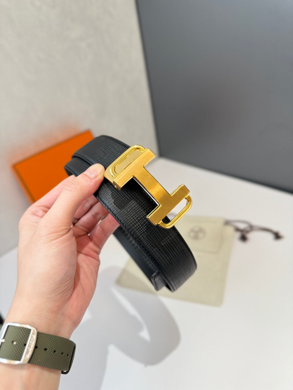 Pre-Owned Hermès Leather Belt – Automatic Sliding Buckle, Gold-Tone Hardware, Timeless Luxury Classic