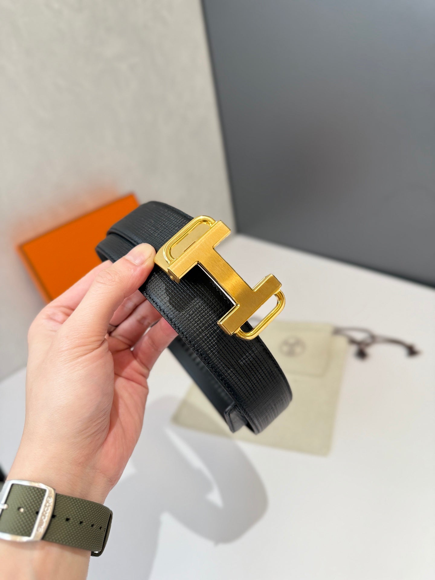 Pre-Owned Hermès Leather Belt – Automatic Sliding Buckle, Gold-Tone Hardware, Timeless Luxury Classic