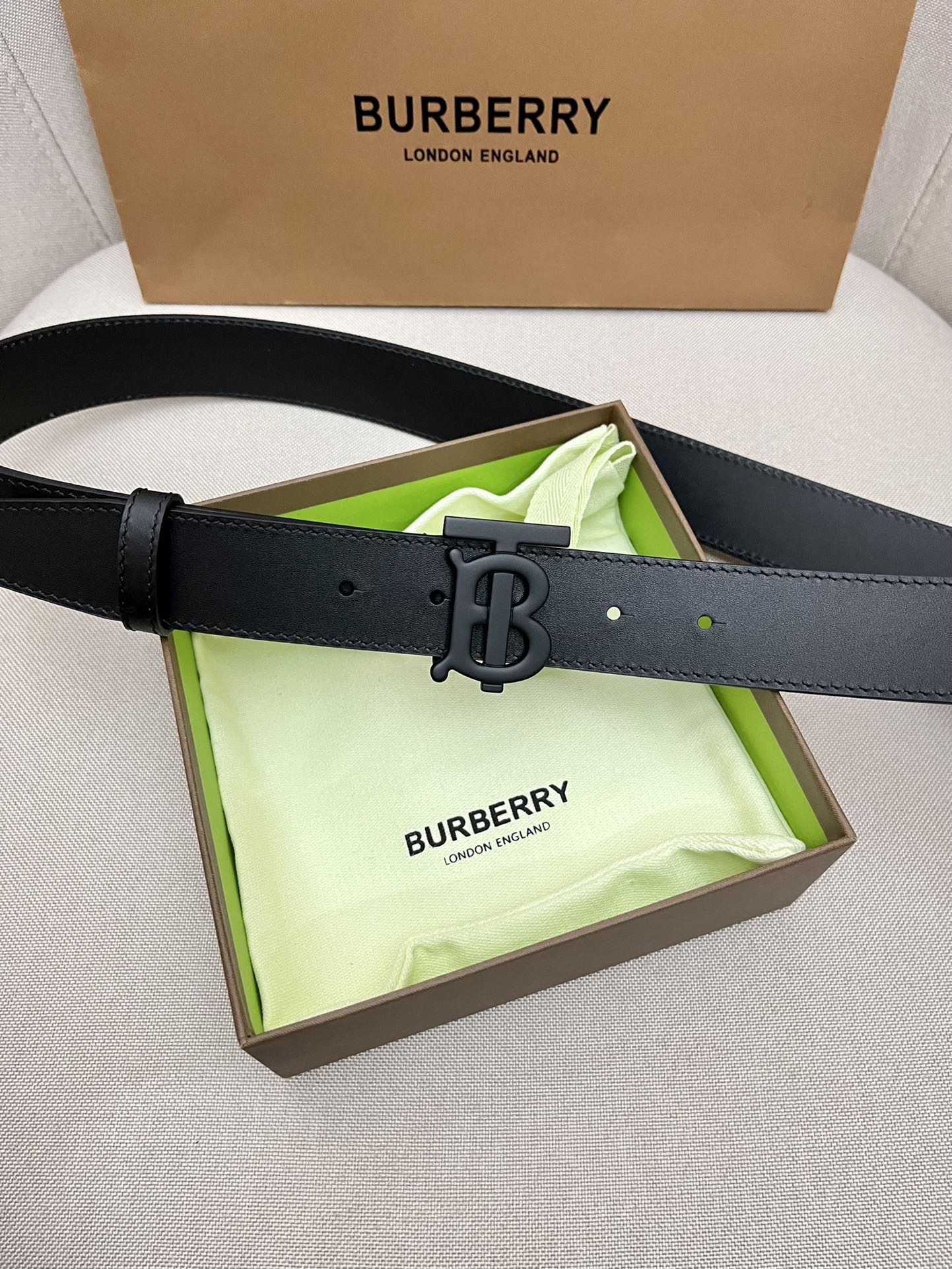 Pre-Owned Burberry Men’s Reversible Leather Belt with Signature Logo Metal Buckle, 3.5cm Width