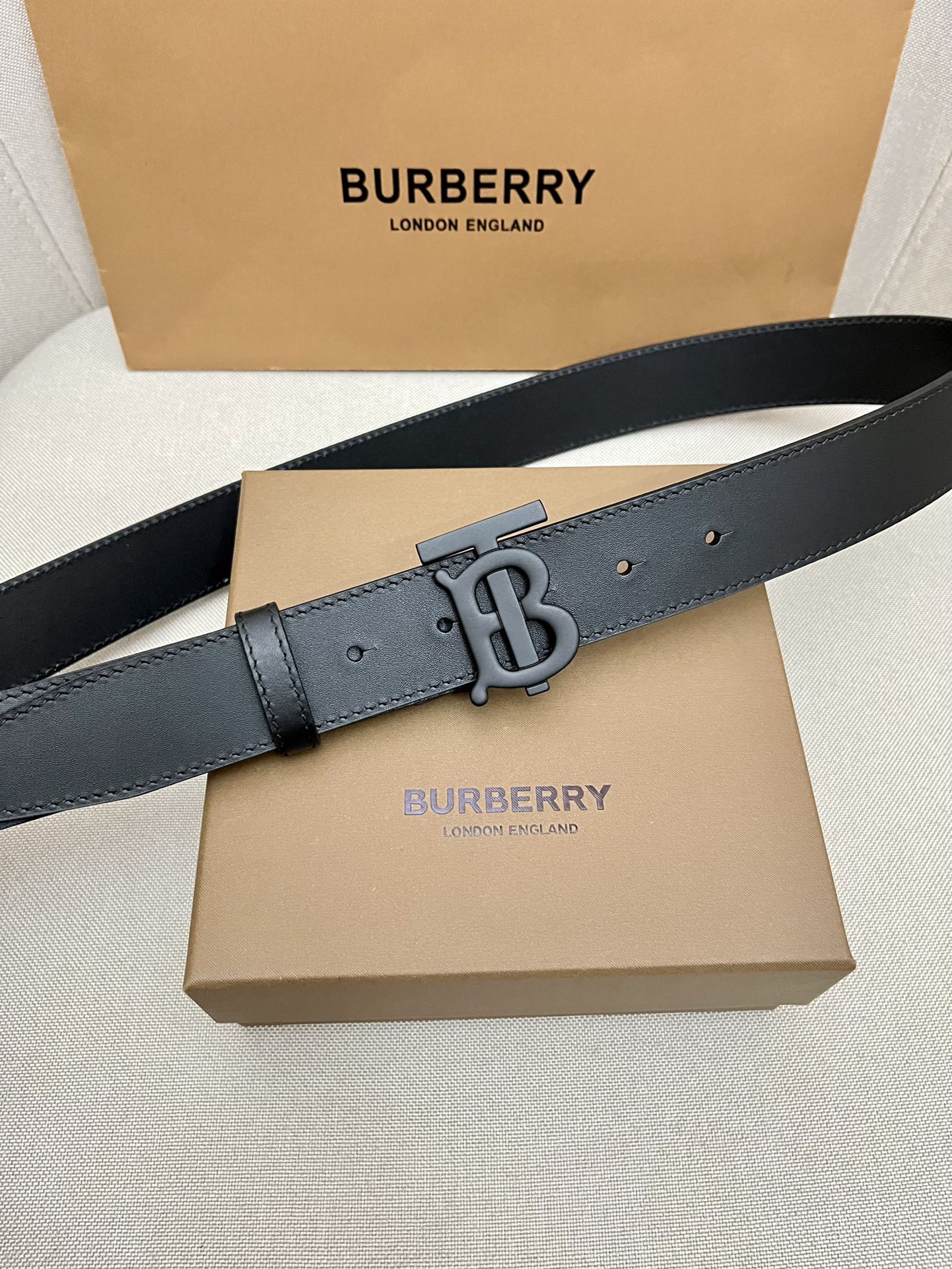 Pre-Owned Burberry Men’s Reversible Leather Belt with Signature Logo Metal Buckle, 3.5cm Width