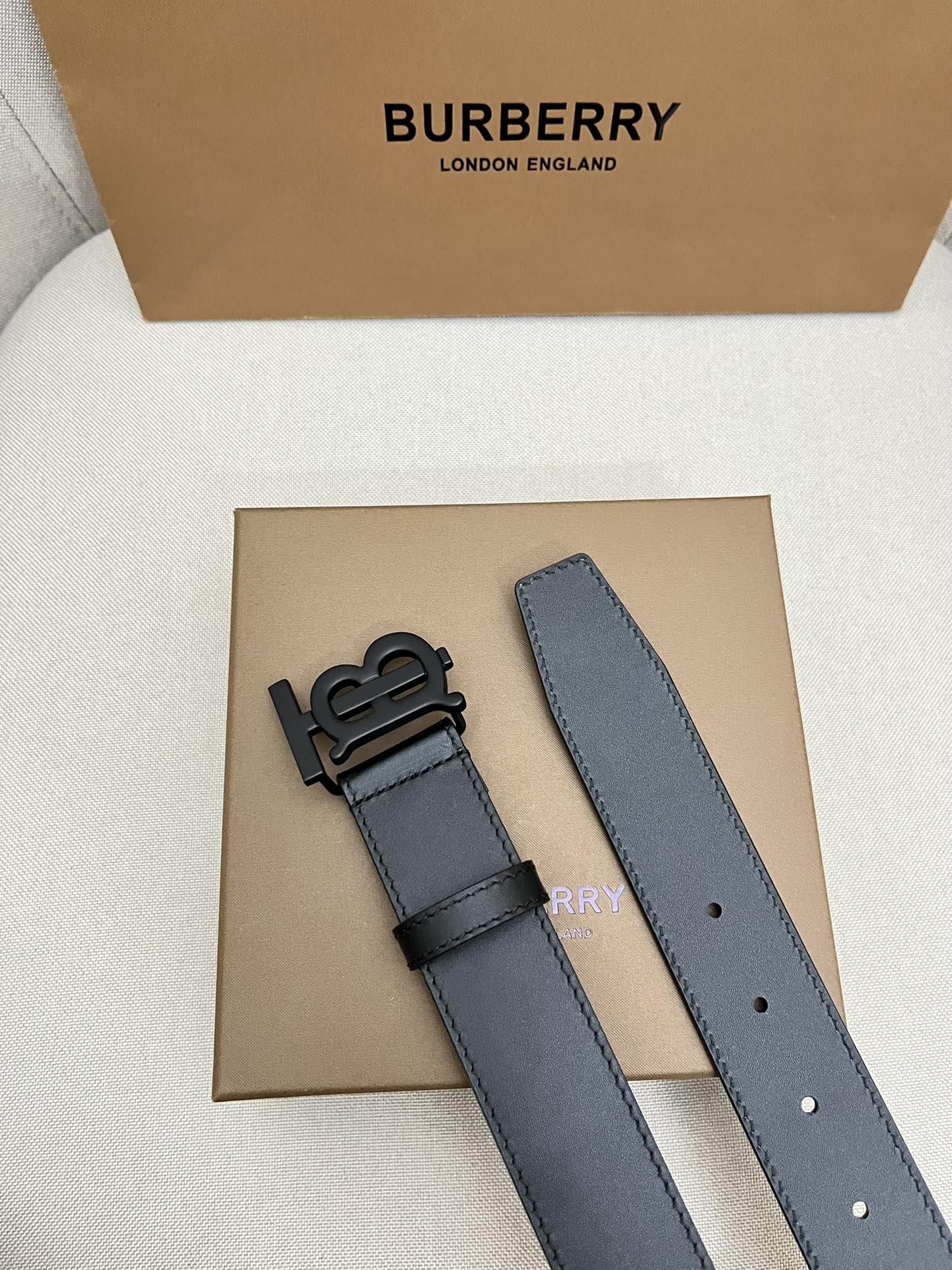 Pre-Owned Burberry Men’s Reversible Leather Belt with Signature Logo Metal Buckle, 3.5cm Width