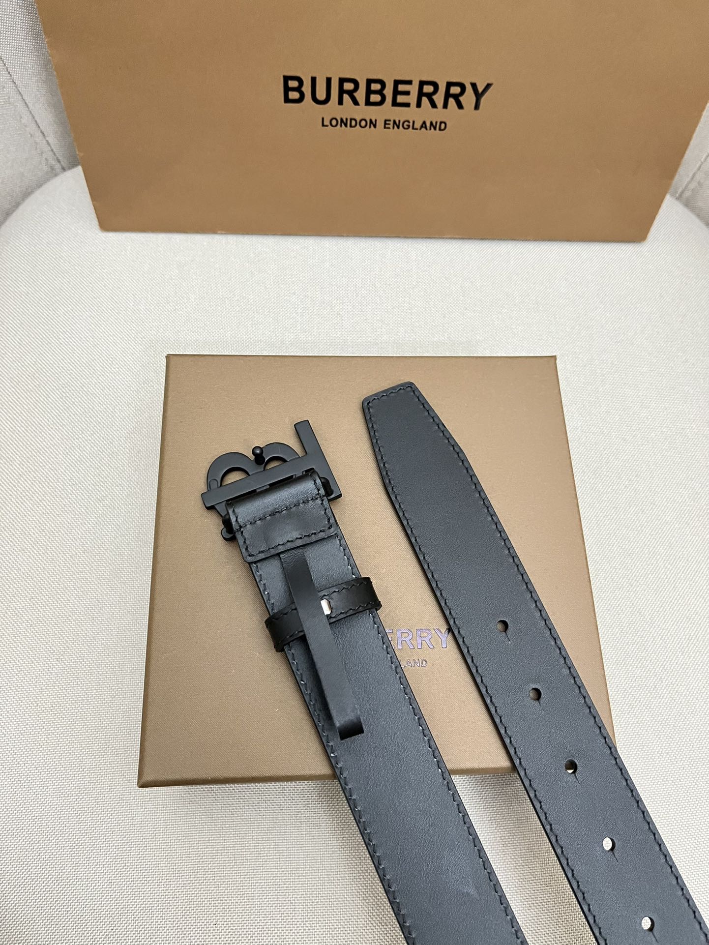 Pre-Owned Burberry Men’s Reversible Leather Belt with Signature Logo Metal Buckle, 3.5cm Width