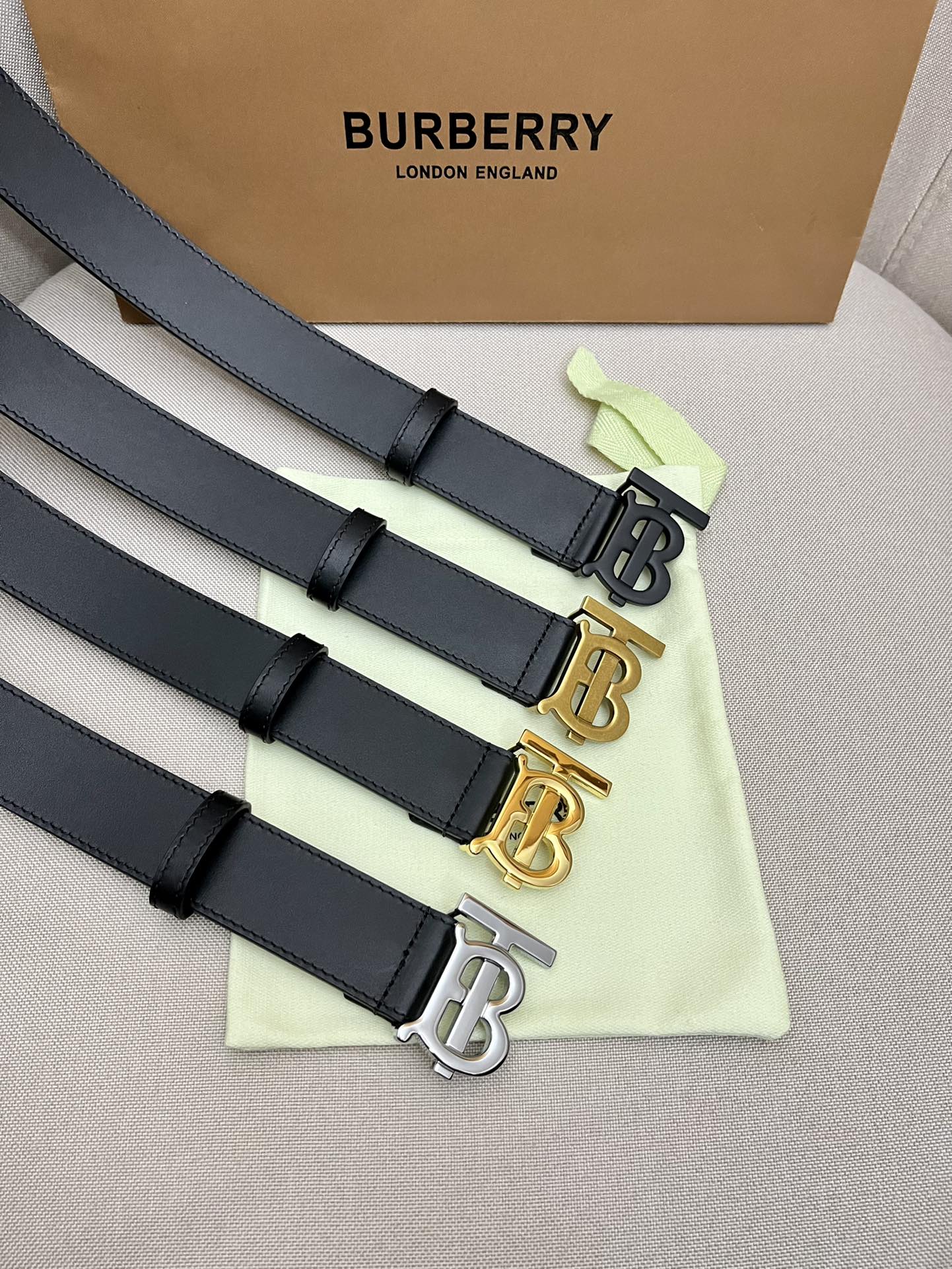 Pre-Owned Burberry Men’s Reversible Leather Belt with Signature Logo Metal Buckle, 3.5cm Width